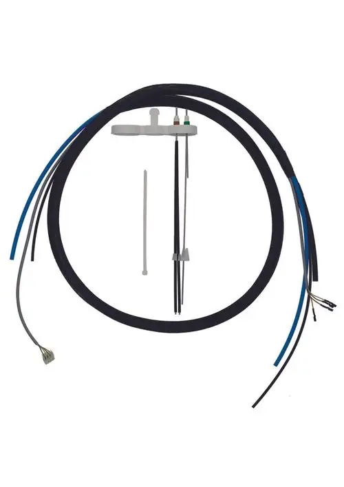 Zwei eindrauliche Schläuche mit farbigen Drähten, die in einem weißen Halter angeordnet sind. Zubehörteile zur Installation oder Wartung von Judo-Produkten.